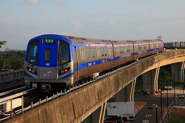 繼續拍離站列車