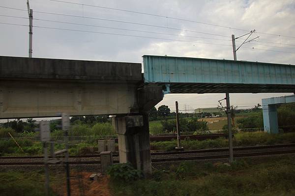 試著從車上拍沙崙線跨越縱貫線的橋樑