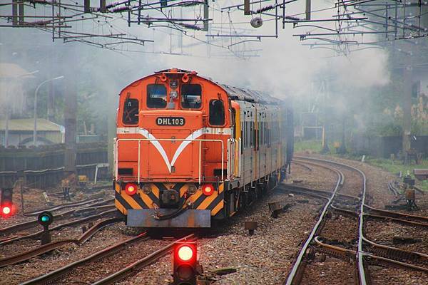 目送列車離去