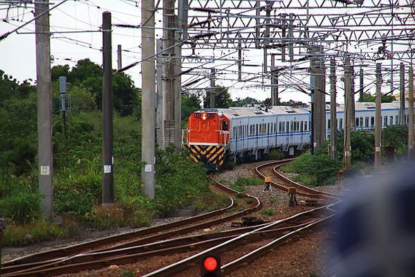 R117拖著EMU400從富岡機廠駛出