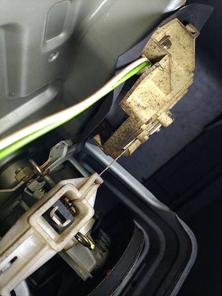 左邊是排水閥, 右邊是排水馬達