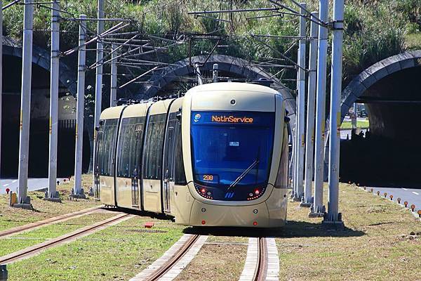 列車繼續往雙安隧道前進