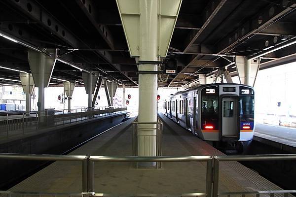 到不同月台走走順便拍列車