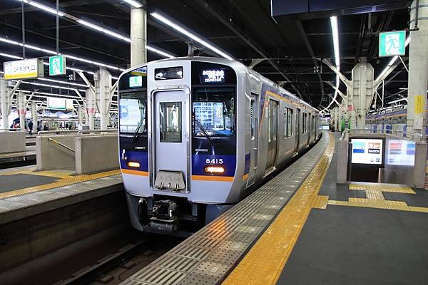 直通泉北高速線的列車