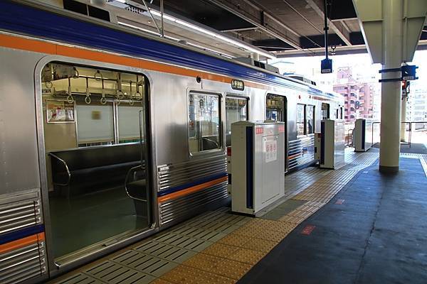 高野線系統的1番のりば設有月台門