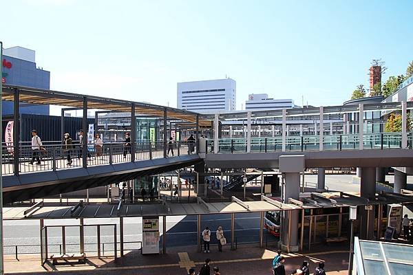 往JR車站的連通道