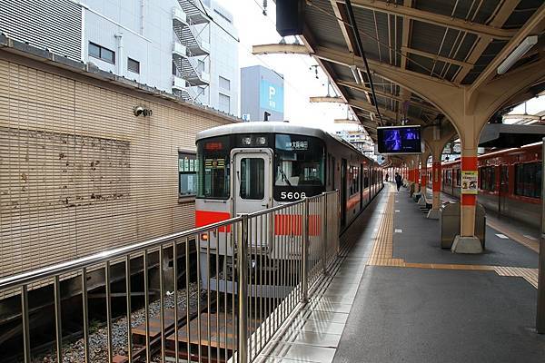 兩列直通特急列車待發