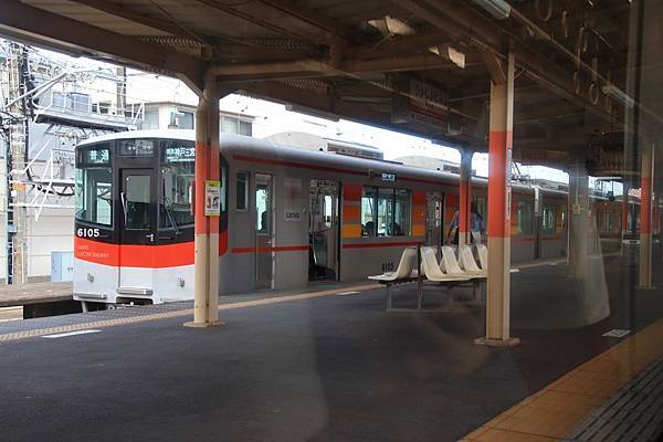 在東二見追越普通車