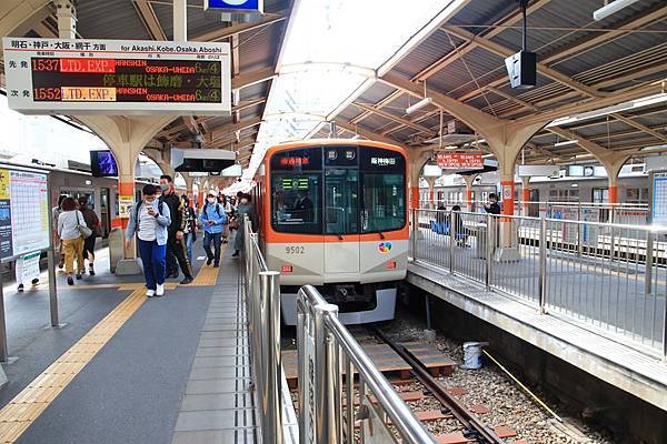 其中一列是阪神車