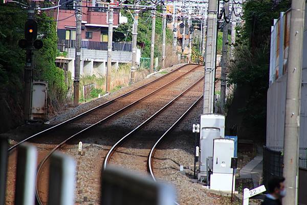 出了月台東端後就是個坡道