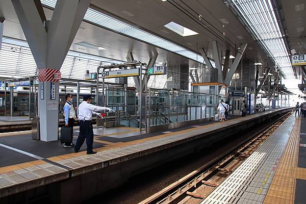 中間的這座月台(3, 4番のりば)其實相當特別