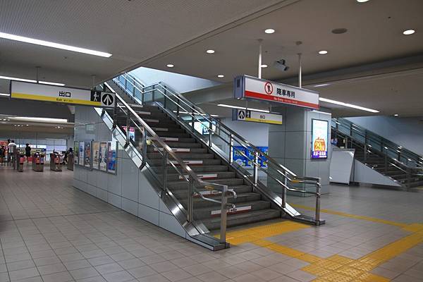 僅供下車或是轉乘使用, 不能從車站內部進入