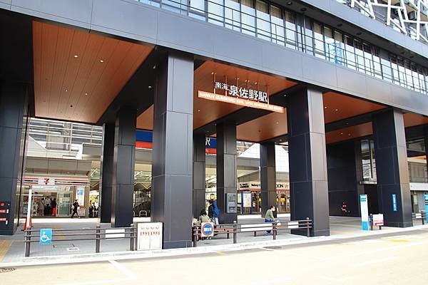 車站本體隱身在大樓後面