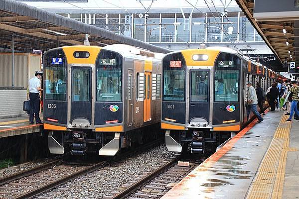 兩列阪神車在近鐵的地盤並列