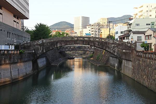 中島川上有許多石橋