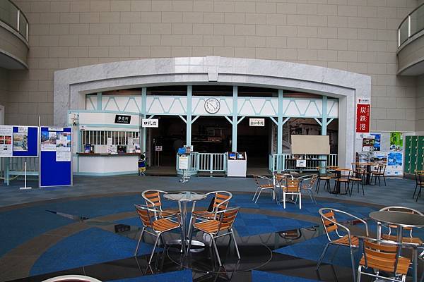 出入口做得像老車站的改札口