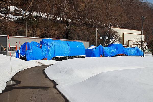 許多車輛在冬季被包起來