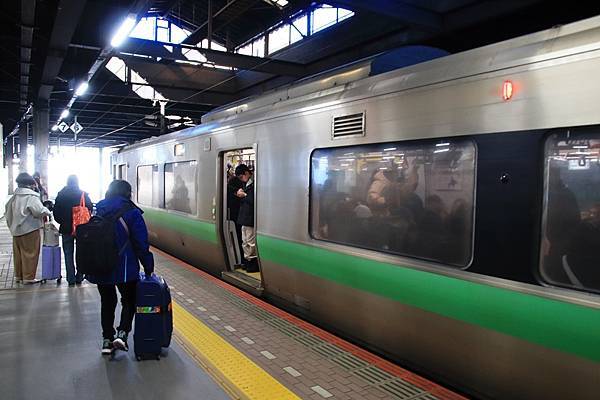 塞滿旅客的"快速エアポート"