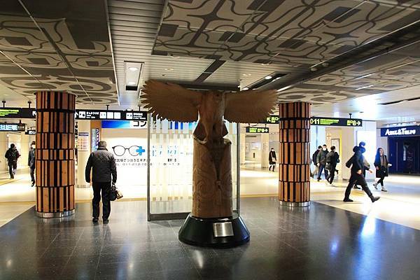 拖著滿載的行李箱走地下通道