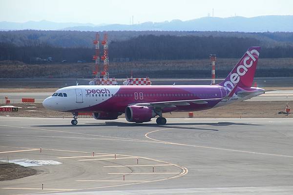 還是回美食街拍飛機好了