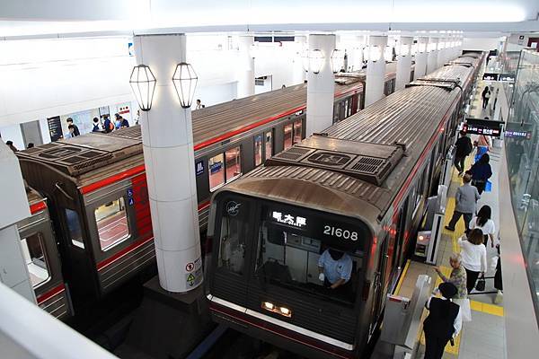 站內還能夠這樣俯瞰列車