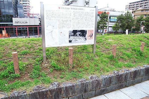 位於車站西口的有岡城跡