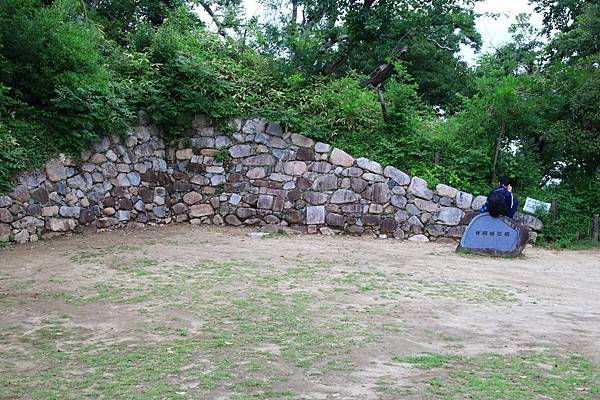 小朋友坐在那邊...