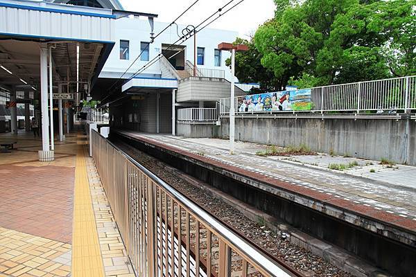 外側兩面是過去舉辦大型活動時的下車用臨時月台