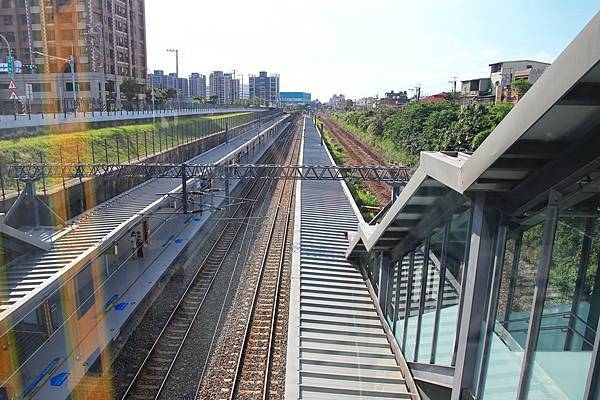 右手邊是原本縱貫線的路廊