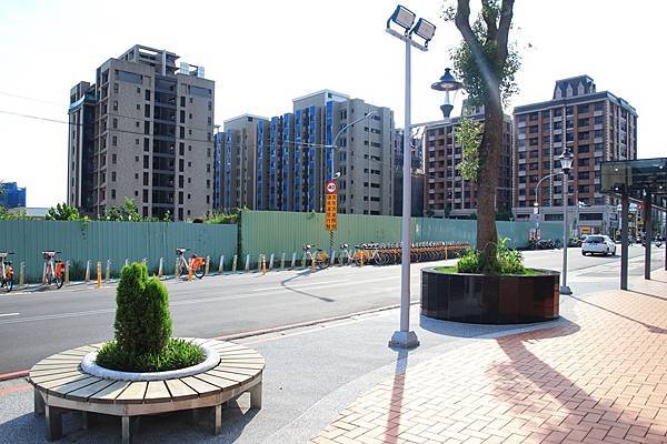 車站西側是廣大的重劃區