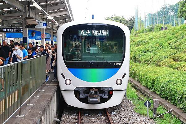 列車帶來源源不絕要看球賽的乘客