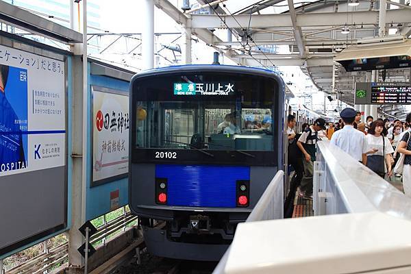 從列車上解壓縮的滿滿人潮