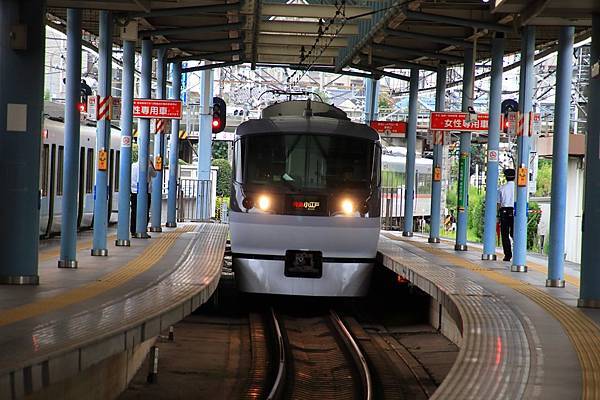 特急"小江戶"到著 特急"小江戶"到著