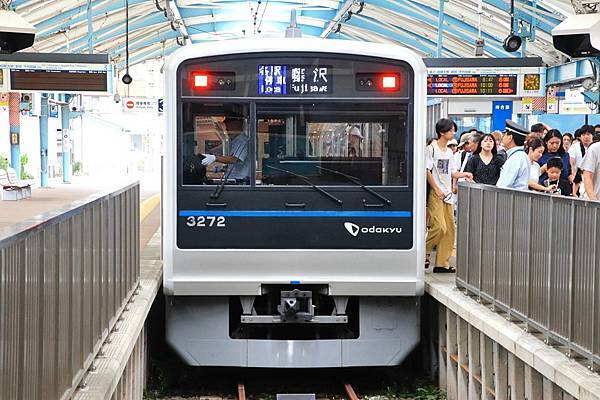 每一班列車都帶來大量遊客