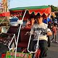 趁著租車子的主人下車去