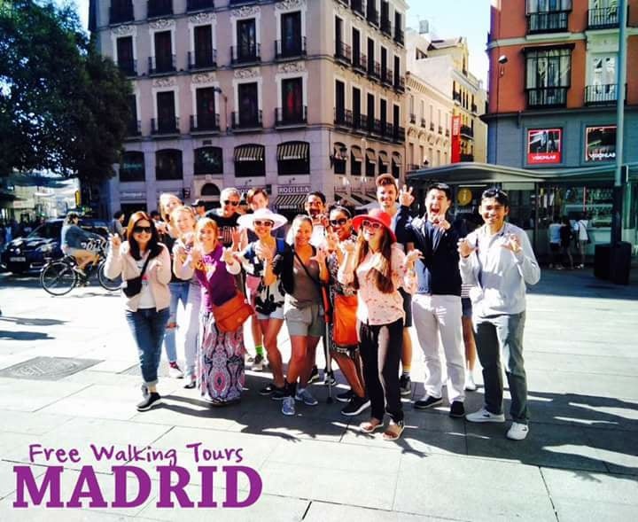 Madrid free Tour 團照.jpg