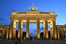 220px-Brandenburger_Tor_abends