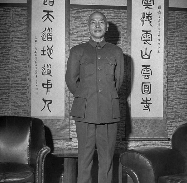 Chiang_Kai-shek_standing_1950.jpg