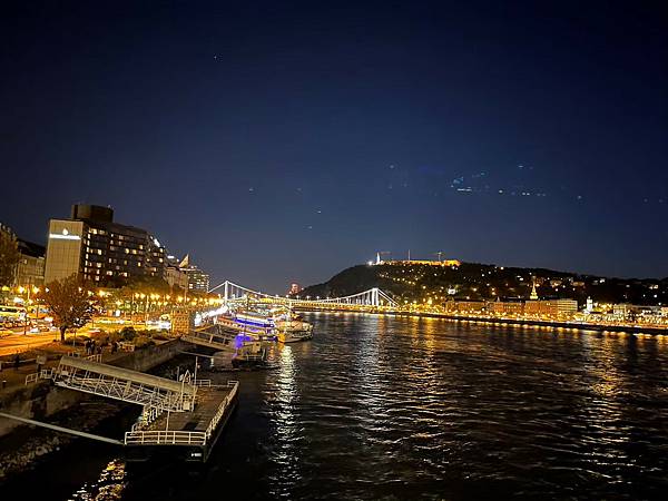 布達佩斯（Domus Vinorum餐廳、鏈橋夜景）匈牙利 