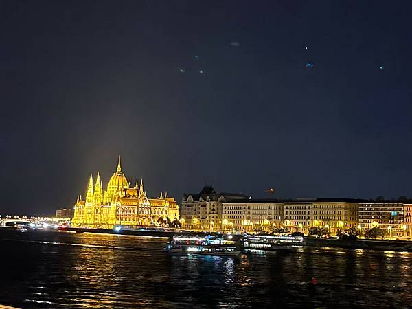 布達佩斯（Domus Vinorum餐廳、鏈橋夜景）匈牙利 