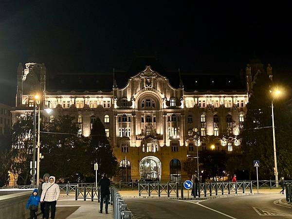 布達佩斯（Domus Vinorum餐廳、鏈橋夜景）匈牙利 