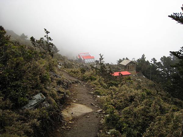 嘉明湖避難山屋終於到了.JPG