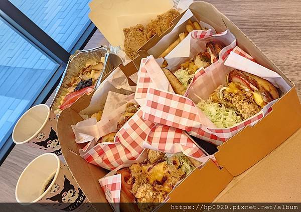 【三蘆美食】林太太手工石烤披薩再次重磅推出炸雞漢堡禮盒。