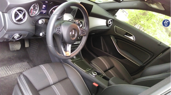 HP高雄車庫賓士CLA200內裝.png HP高雄車庫賓士CLA200內裝.png