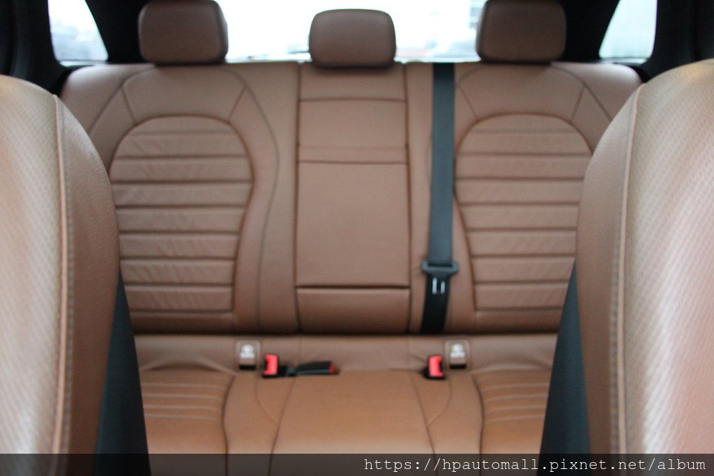 HP高雄車庫替客戶代辦進口賓士GLC300,具有選配駝色真皮座椅 HP高雄車庫替客戶代辦進口賓士GLC300,具有選配駝色真皮座椅