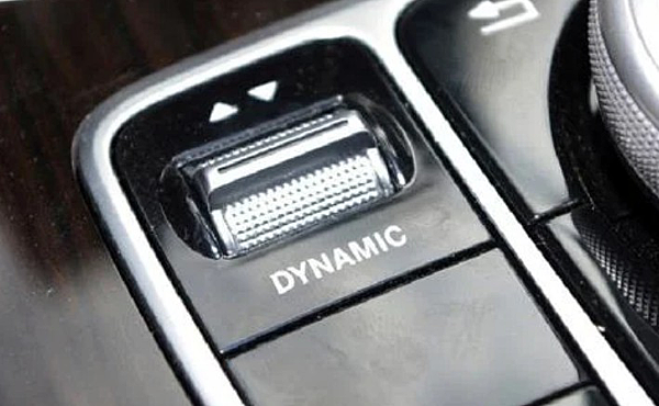 賓士GLC300 Dynamic Select Switch有不少剛牽到車的客人會遇到此問題, 有時以為是柏林音響的音場切換鈕，其實是車輛的動態性能選擇鈕，.HP高雄車庫提醒您, 在切換時都會有相對應的畫面顯示在駕駛者前方螢幕及中央螢幕喔!