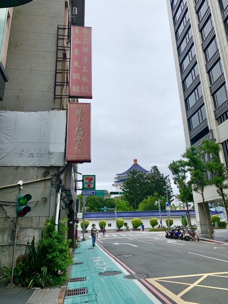 巨無霸大鍋貼 台北楊家麵食水餃館 巨無霸大鍋貼 台北楊家麵食水餃館
