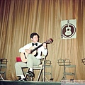 黃潘培吉他合奏團第二次演奏會黃潘培獨奏1980-1.JPG