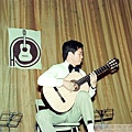 黃潘培吉他合奏團第二次演奏會彩排黃潘培獨奏1980-2.JPG