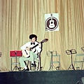 黃潘培吉他合奏團第二次演奏會彩排黃潘培獨奏1980-1.JPG